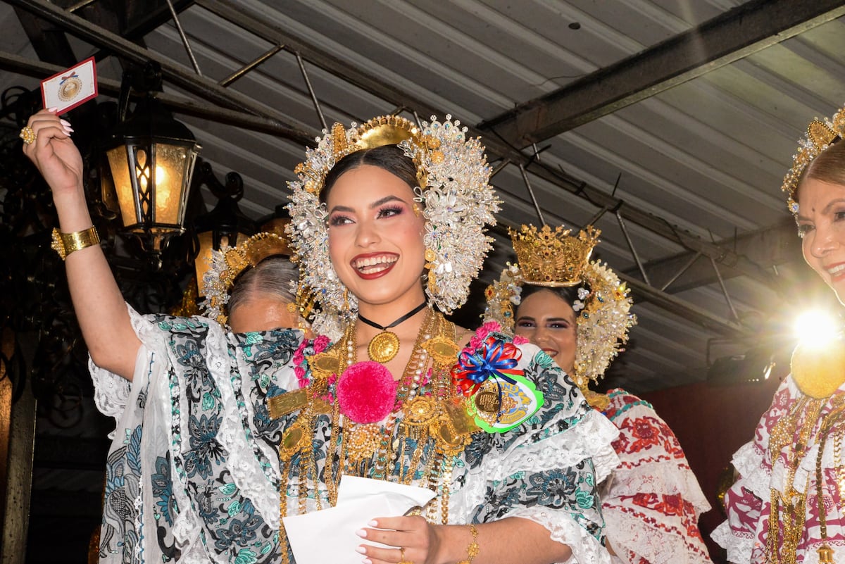 Ana Isabel Carrizo, reina de Calle Arriba de Las Tablas 2026, gana la Medalla Margarita Lozano con una pollera zurcida de Zunilda Madrid