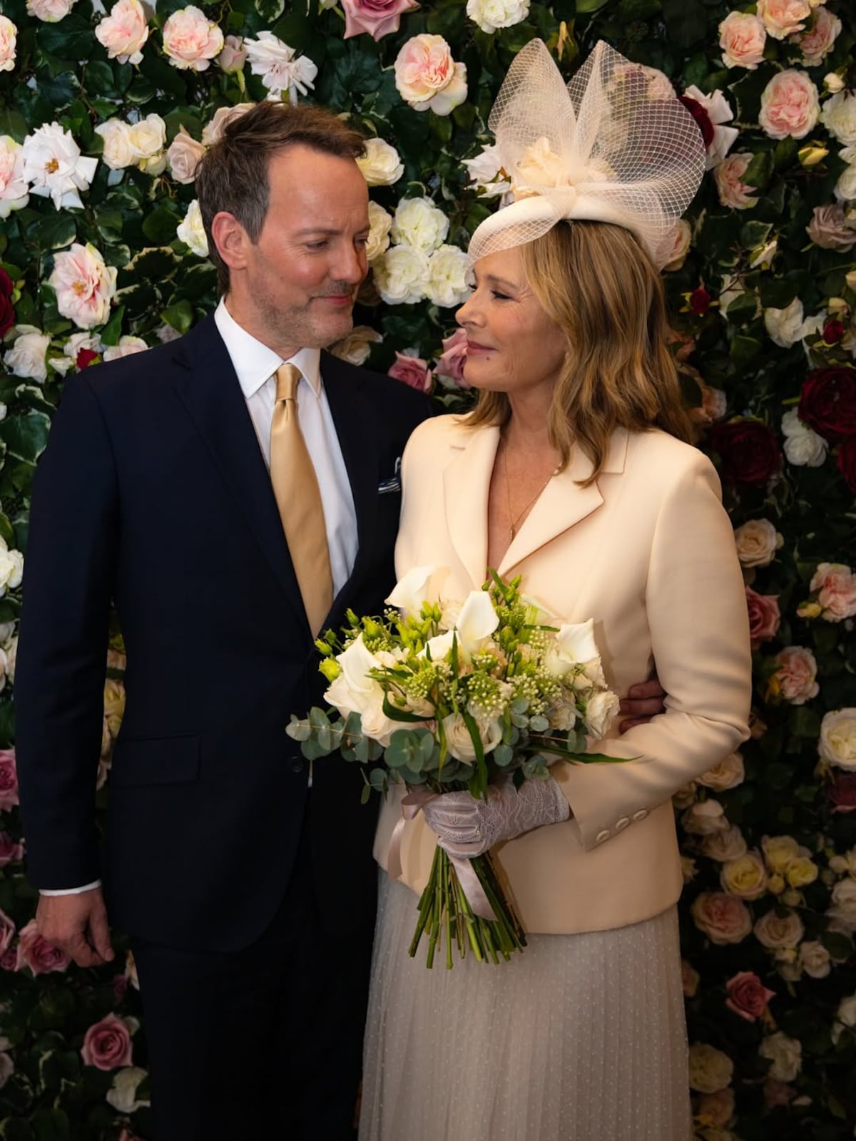 Vestida de Dior, la actriz Kim Cattrall, de Sex and The City, celebra su matrimonio