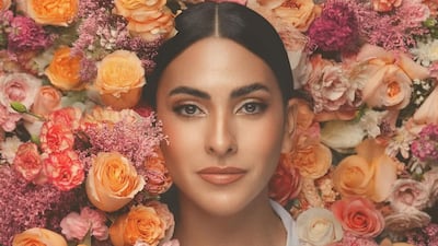 Jacky Guzmán ‘florece’ en la sesión de fotos de su cumpleaños 36