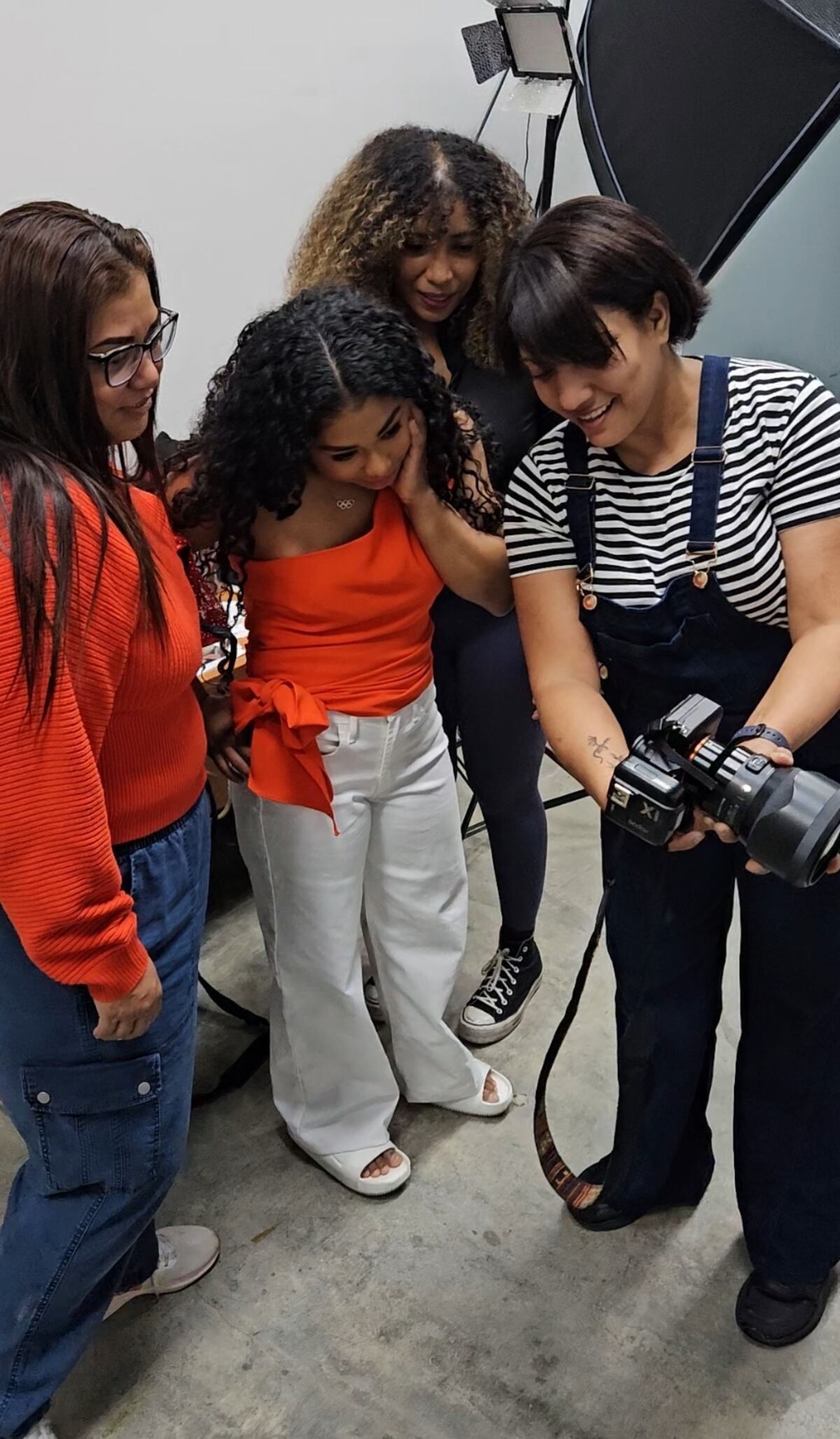 Detrás de cámara de la sesión de portada de Hillary Heron para ELLAS