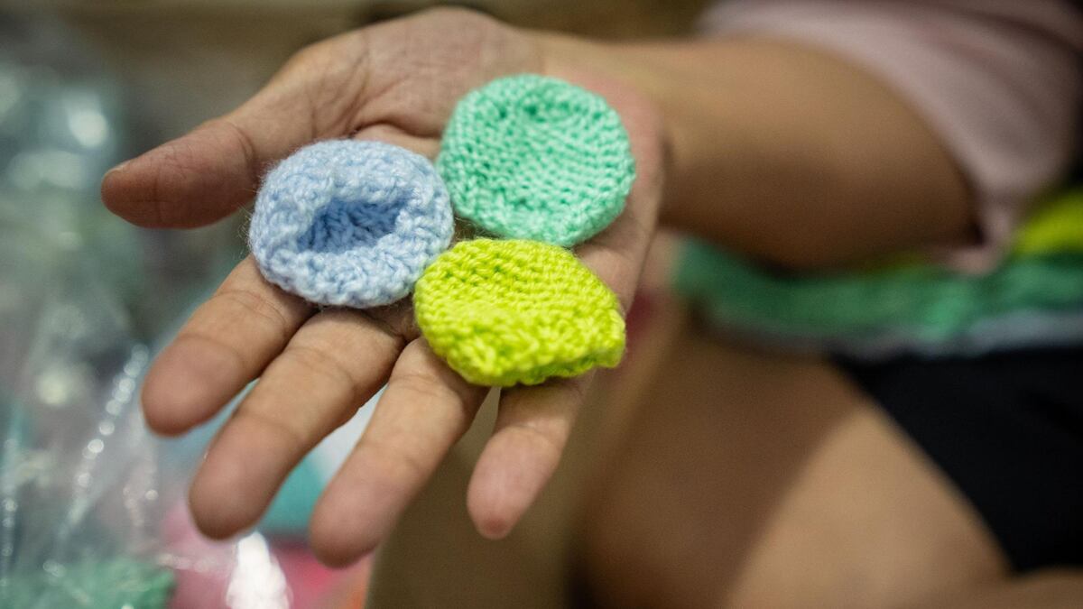 Las conmovedoras experiencias de una doctora que prepara el último adiós de los bebés