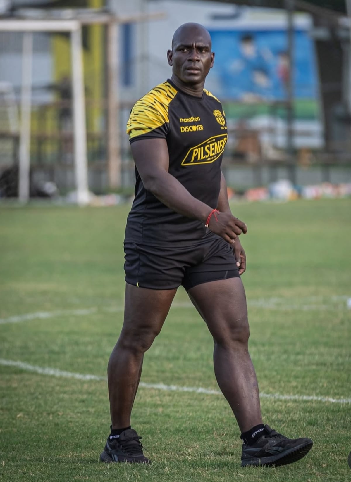 De esmoquin blanco en la cancha: él es Segundo Castillo, el director técnico que viste de gala para sus partidos