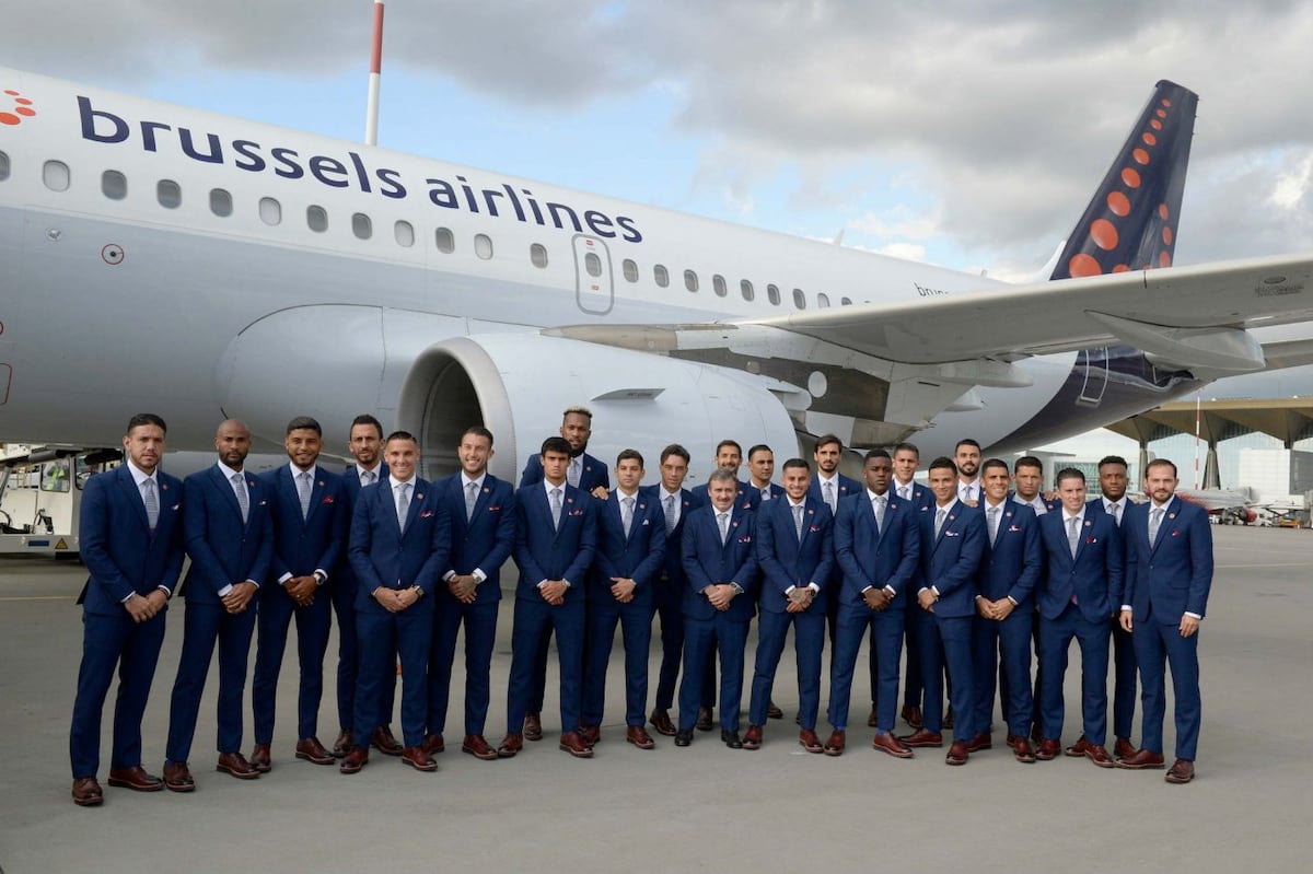 Bolsos de Versace y trajes de lujo en la llegada de los equipos a Rusia