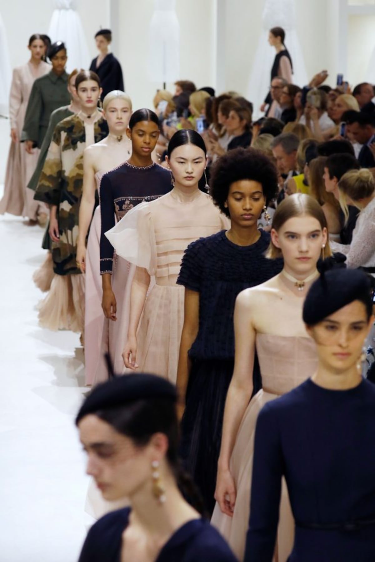 Dior reivindica el saber hacer de la alta costura, “invisible” en Instagram