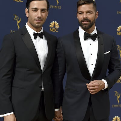 A los premios Emmy, bien acompañado