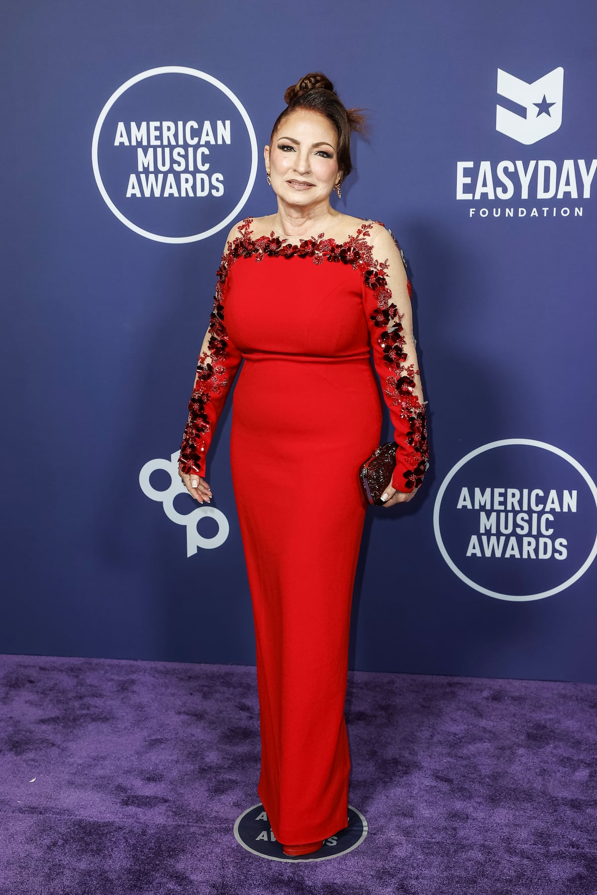 American Music Awards 2025: los looks más inolvidables de la alfombra roja