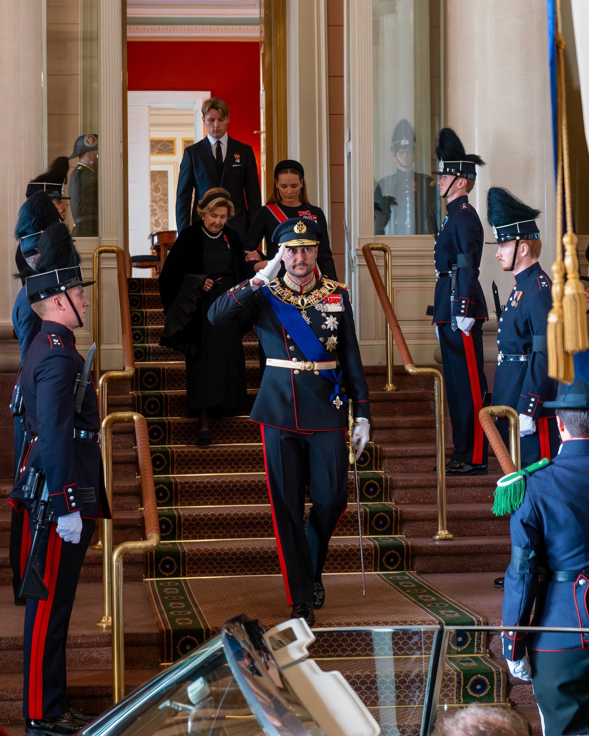 Haakon VIII jura como nuevo rey de Noruega ante el Parlamento