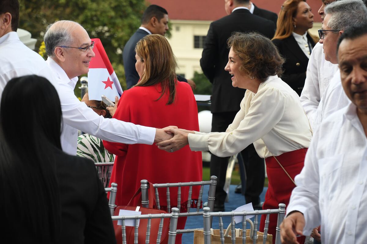 Nito Cortizo, su esposa Yazmín, y otros asistentes al acto de conmemoración de los 25 años del Canal en manos panameñas