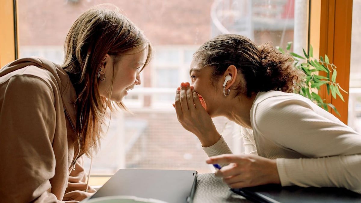 “El chisme está presente en todos nosotros y en cada cultura”: por qué los seres humanos chismeamos según expertos en evolución