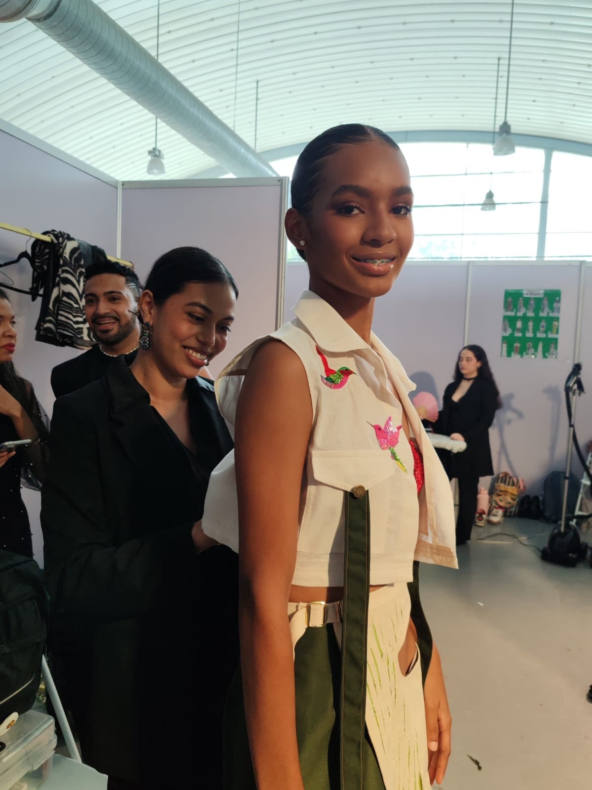 La estudiante veragüense Esther Rodríguez, ganadora del concurso de diseño de moda de Panamá Fashion Week 2025
