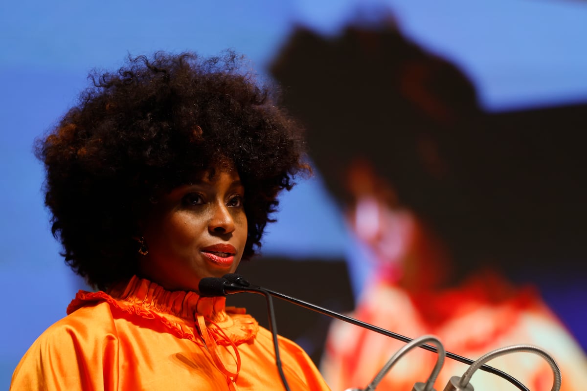 Investigan la muerte por presunta negligencia médica del hijo de Chimamanda Ngozi Adichie