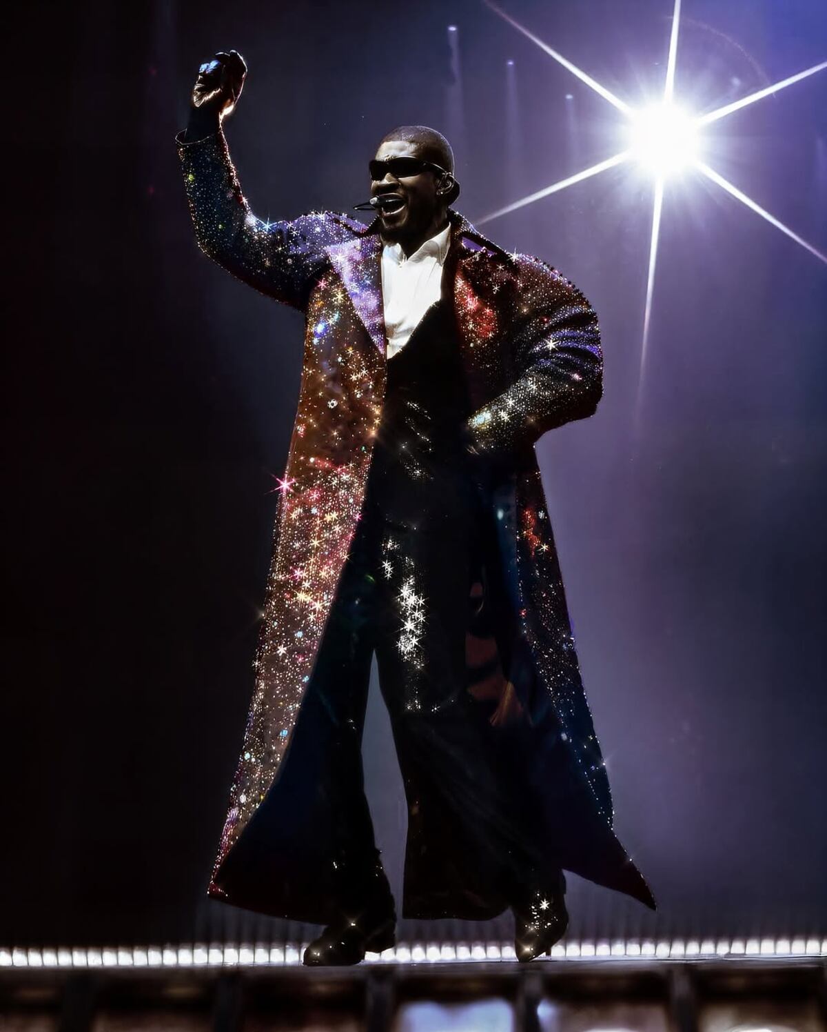 El abrigo de Usher, con 500 horas de bordado a mano y 5 mil cristales de Swarovski, para un concierto en Londres