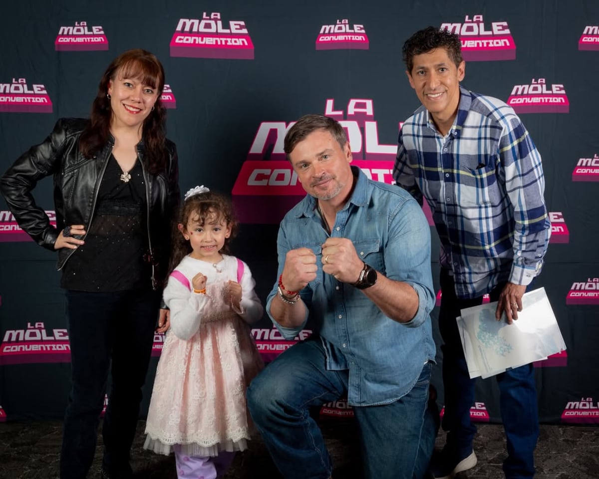 'Smallville' celebra 25 años con sus actores principales en convención de cómics en México