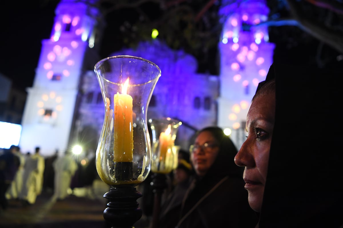 (Galería) Procesión de la Hermandad del Cristo Pobre en el Casco Antiguo