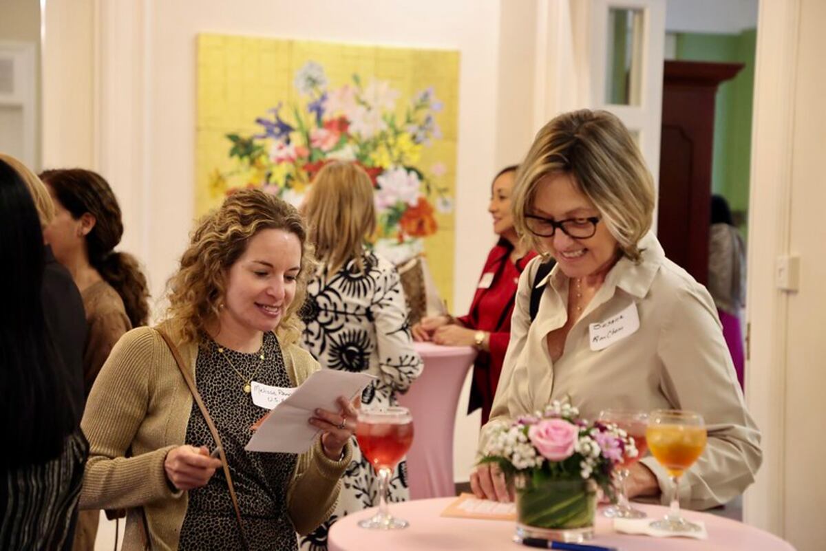 Networking entre mujeres en la residencia de la embajadora de Estados Unidos