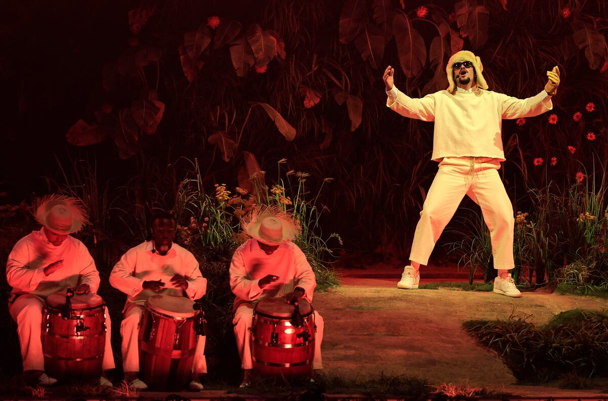Bad Bunny inicia residencia con oda a sus raíces puertorriqueñas y crítica al colonialismo