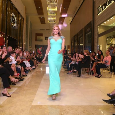 Traje largo y coraje en pasarela de Multiplaza