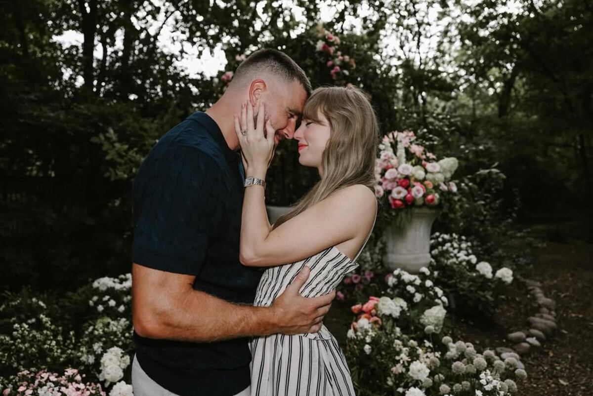 Taylor Swift y Travis Kelce anuncian su compromiso