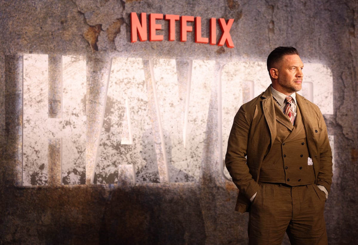 Tom Hardy, #GuaposDeEllas, y su traje estilo años 30 para el estreno de ‘Havoc’