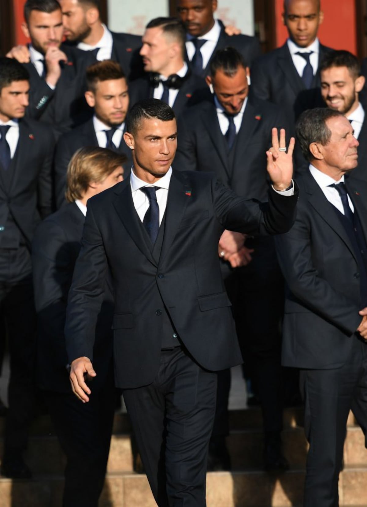 Bolsos de Versace y trajes de lujo en la llegada de los equipos a Rusia