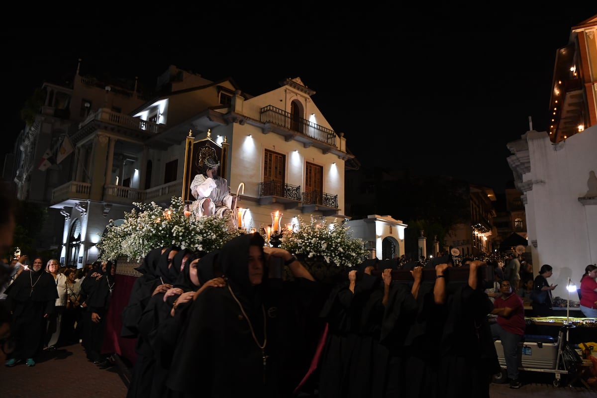 (Galería) Procesión de la Hermandad del Cristo Pobre en el Casco Antiguo