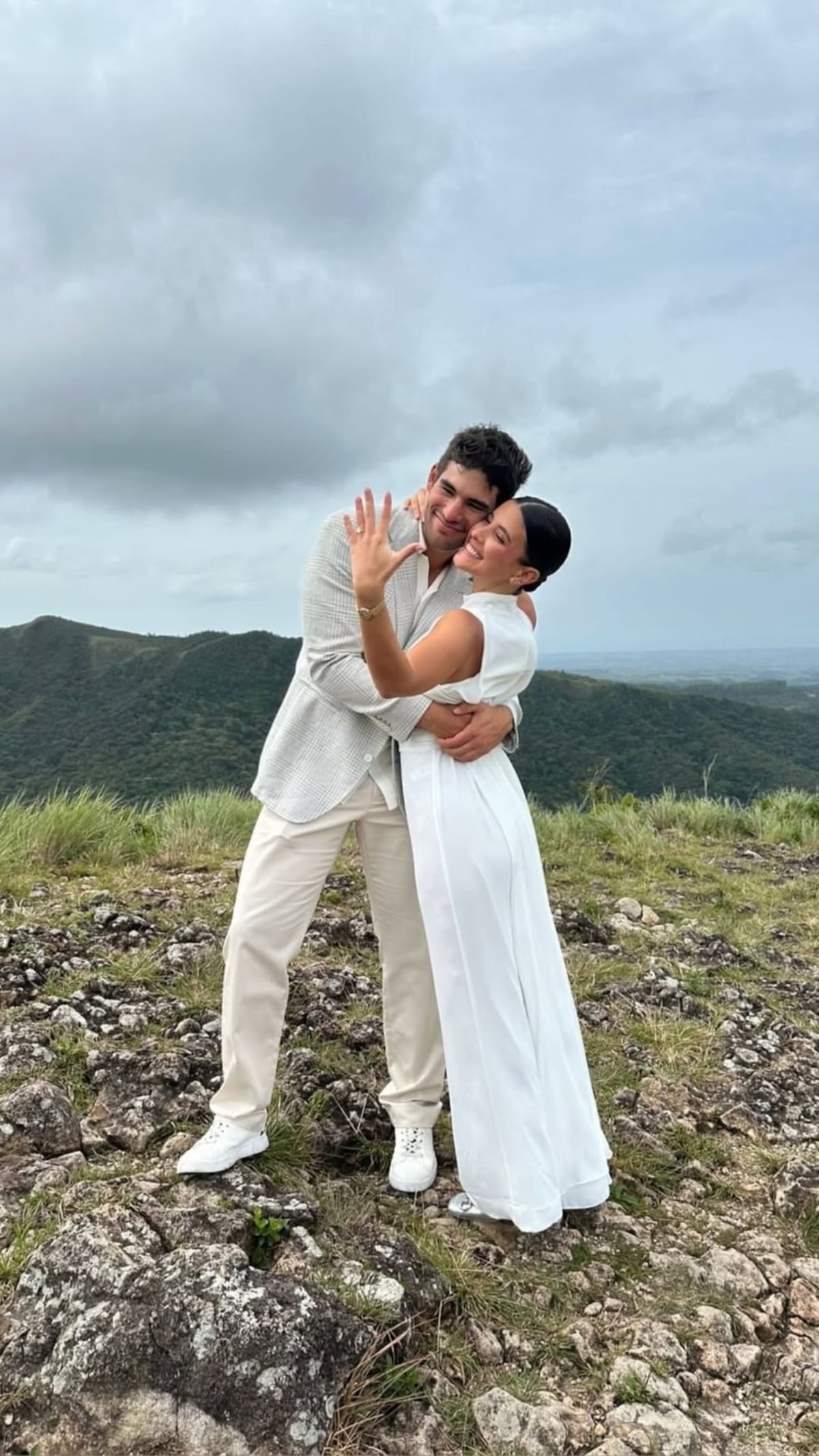 Julianne Roux, una de las hijas de Rómulo Roux, se compromete luego de 7 años de noviazgo