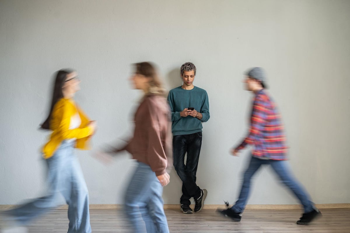Los hábitos ocultos que empeoran tu ansiedad social (y cómo romperlos)