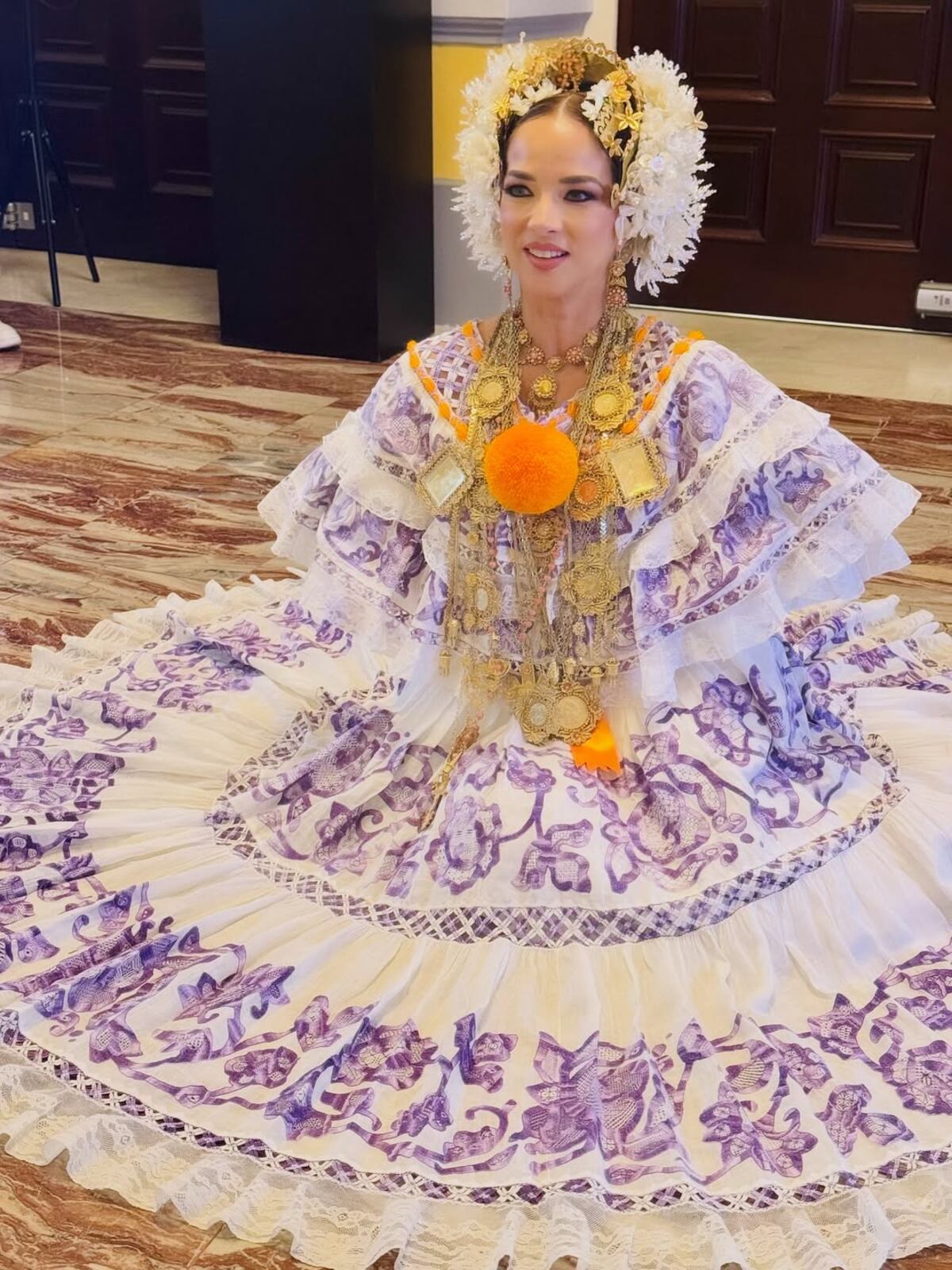 La presentadora Adamari López se viste de pollera en Panamá