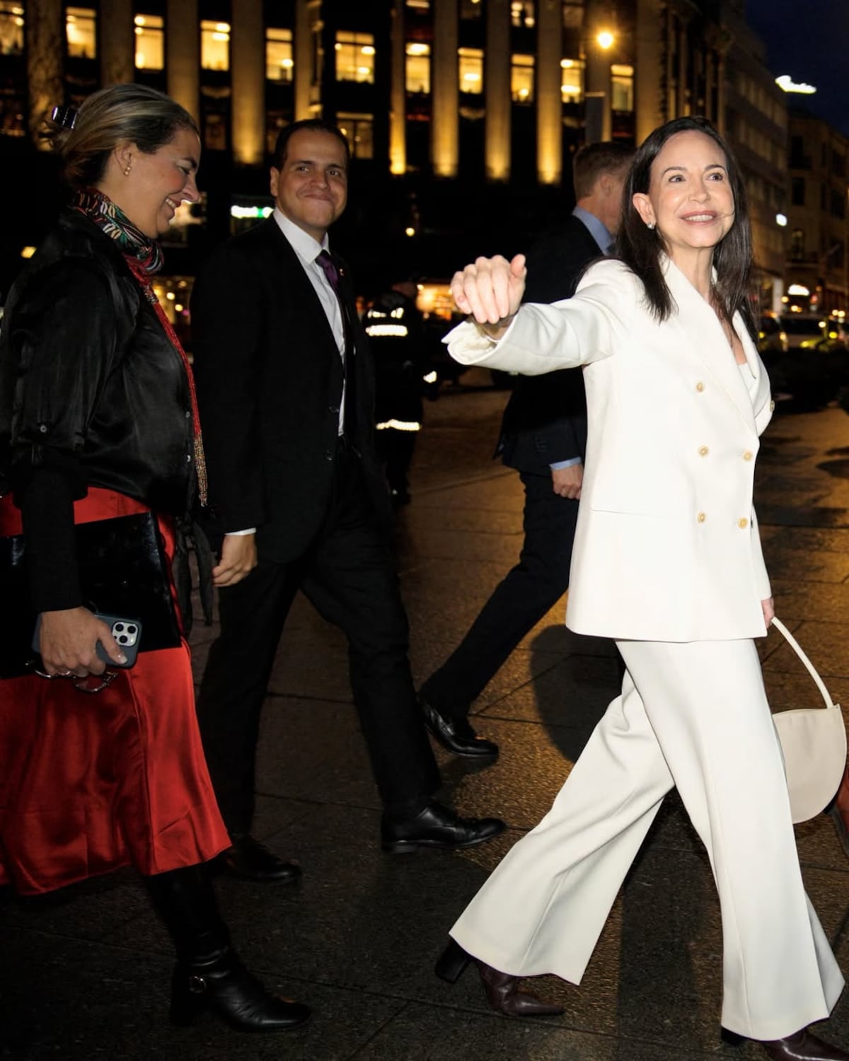 María Corina Machado y su traje blanco (y su cartera hecha en Venezuela) para almorzar con el presidente Donald Trump en la Casa Blanca