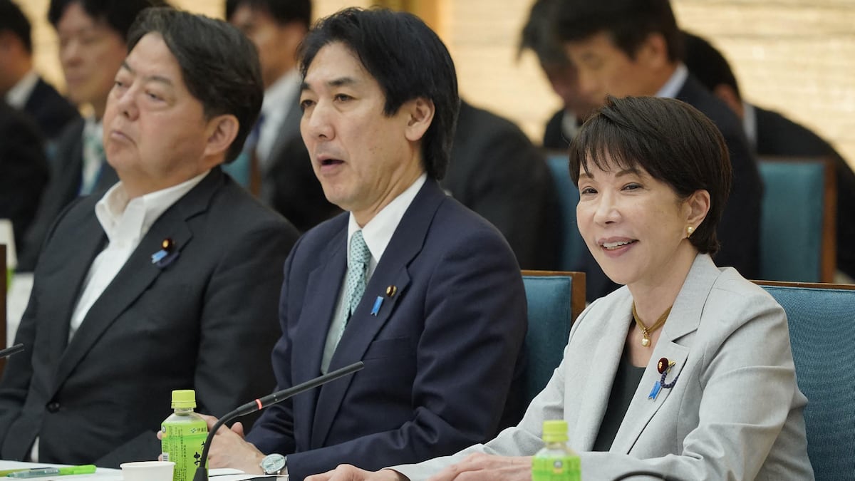 ¿Se puede gobernar un país durmiendo solo 3 horas? El debate sobre la cultura laboral de Japón que desató la rutina de sueño de la primera ministra