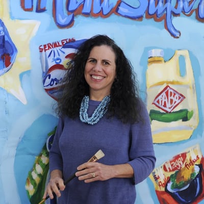 Victoria Suescum lleva los letreros de la tienda al museo