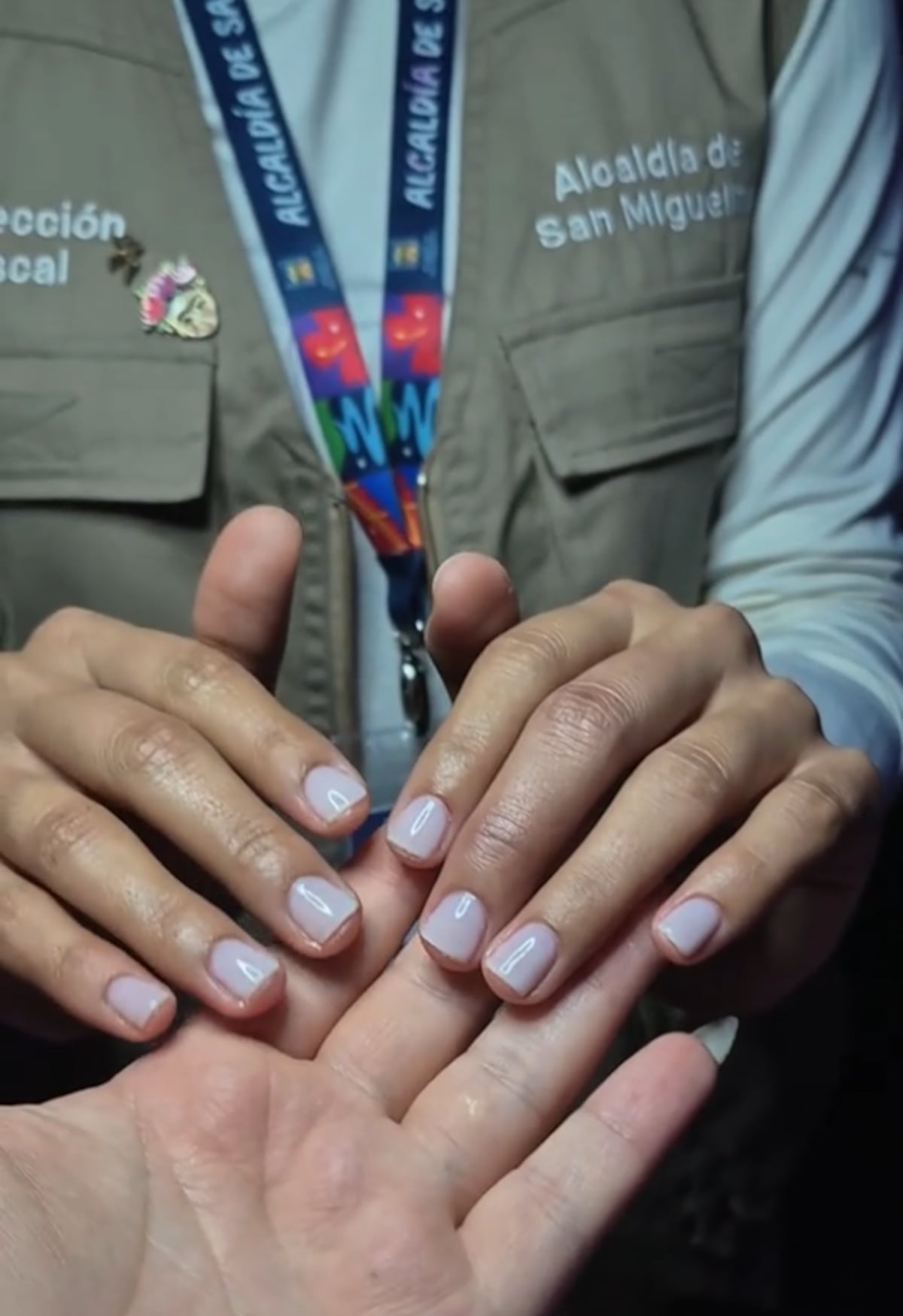 Las uñas de la alcaldesa Irma Hernández: una sesión de manicure a las 6:45 de la mañana