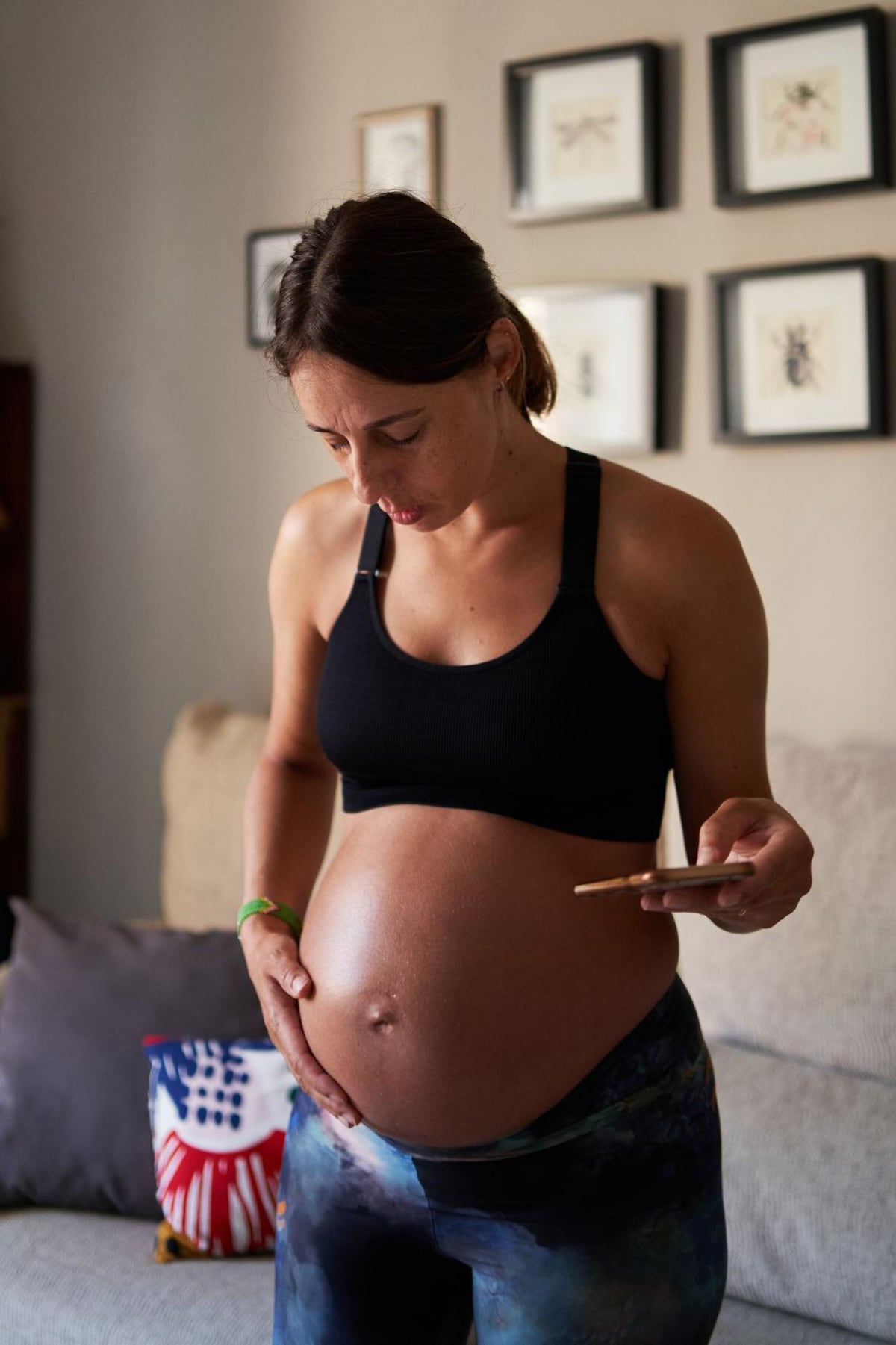 ¿Por qué las mujeres dan a luz acostadas sobre la espalda pese a que no es la posición más adecuada?