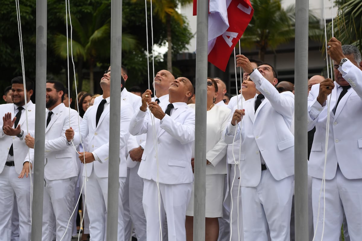 Trajes de sastrería que ascienden hasta los 700 dólares para acudir de blanco a la Asamblea Nacional