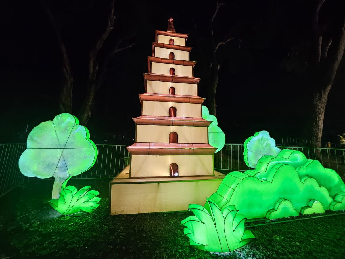 El festival de linternas chinas alumbra el camino en el parque Omar