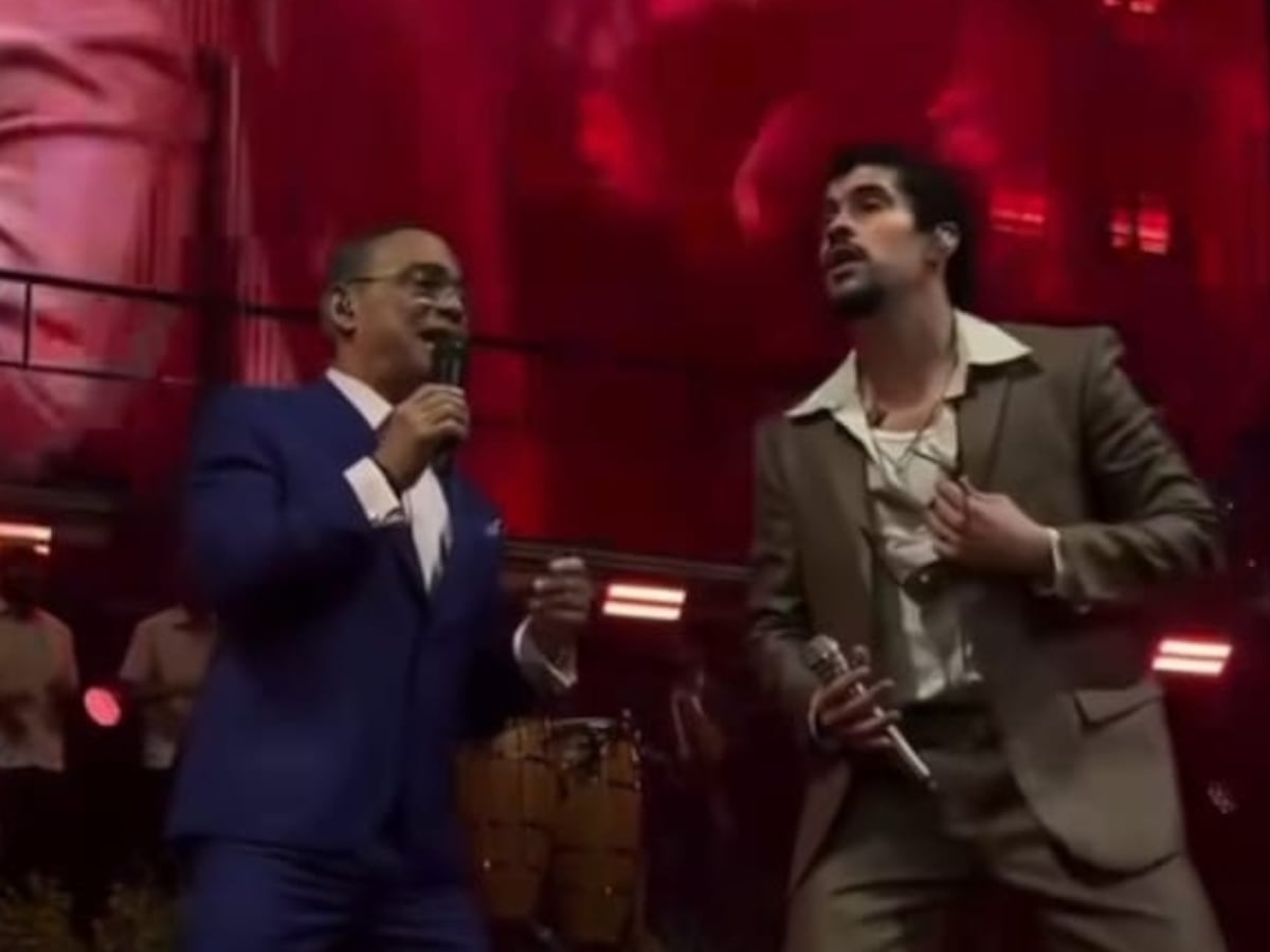 Gilberto Santa Rosa canta junto a Bad Bunny en uno de sus conciertos en Puerto Rico