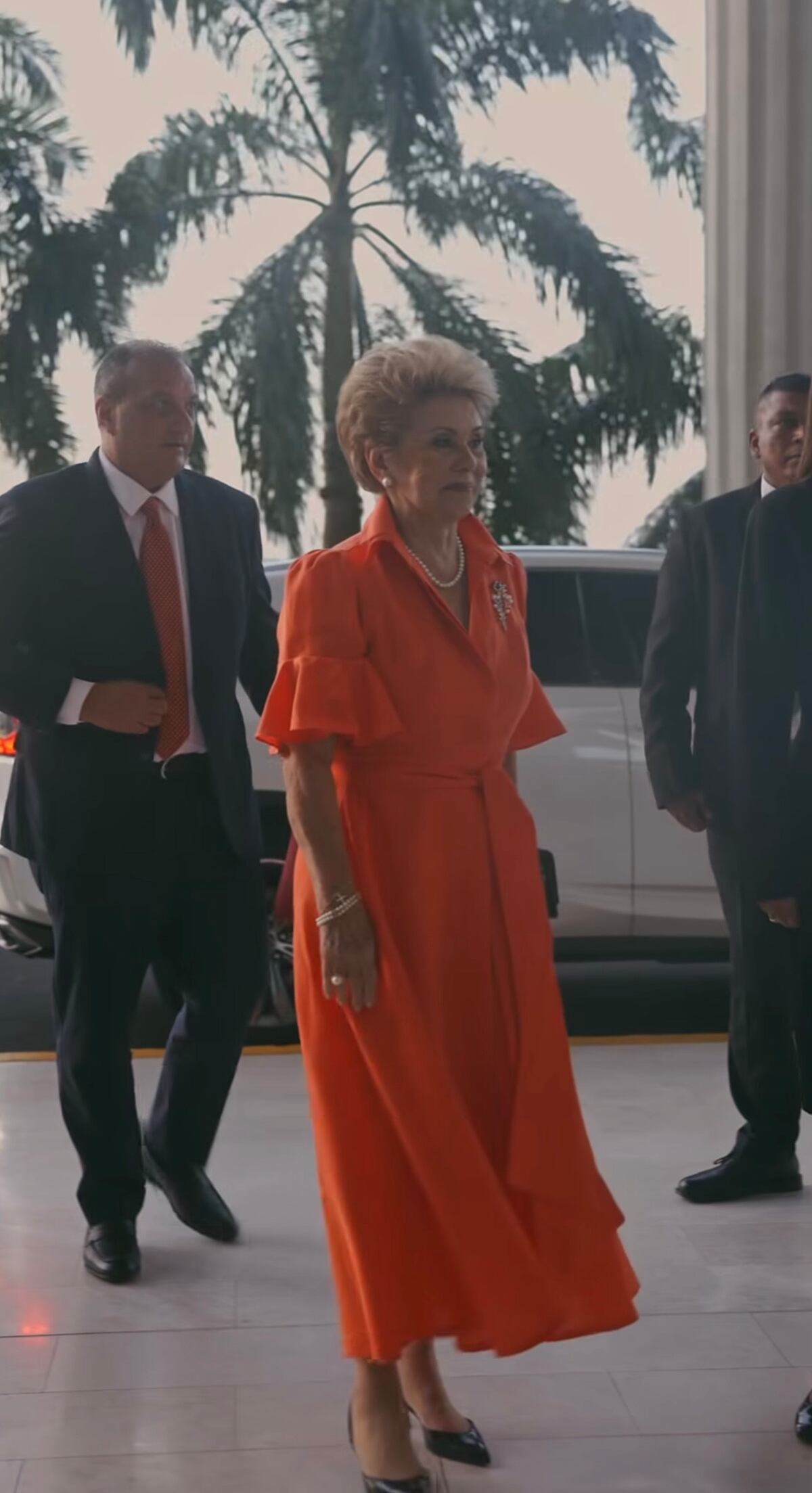 Hecho en Colombia: El vestido naranja de lino de la ex presidenta Mireya Moscoso para el estreno de su documental