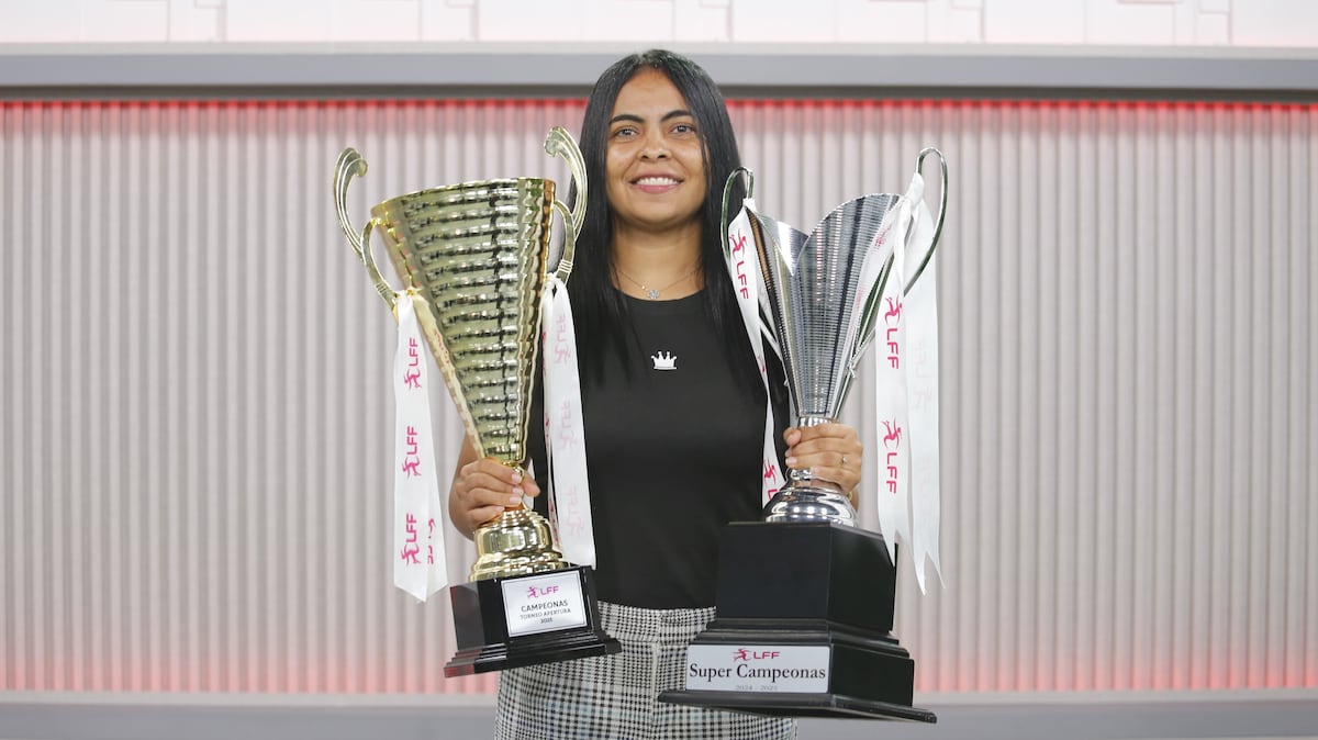 La futbolista panameña Laurie Batista, de la Selección de Panamá, celebra su graduación de la universidad