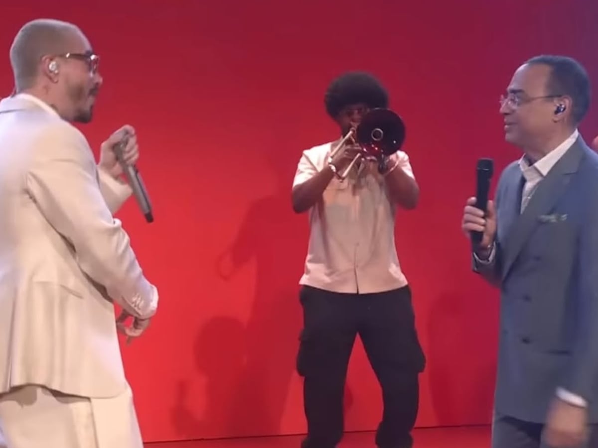 Xito Lovell, trombonista panameño, junto a J Balvin y Gilberto Santa Rosa en ‘The Tonight Show’ con Jimmy Fallon