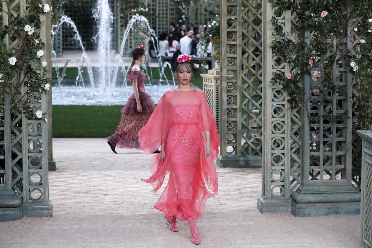 Brillo y rosas en el desfile Primavera Verano de Chanel en París