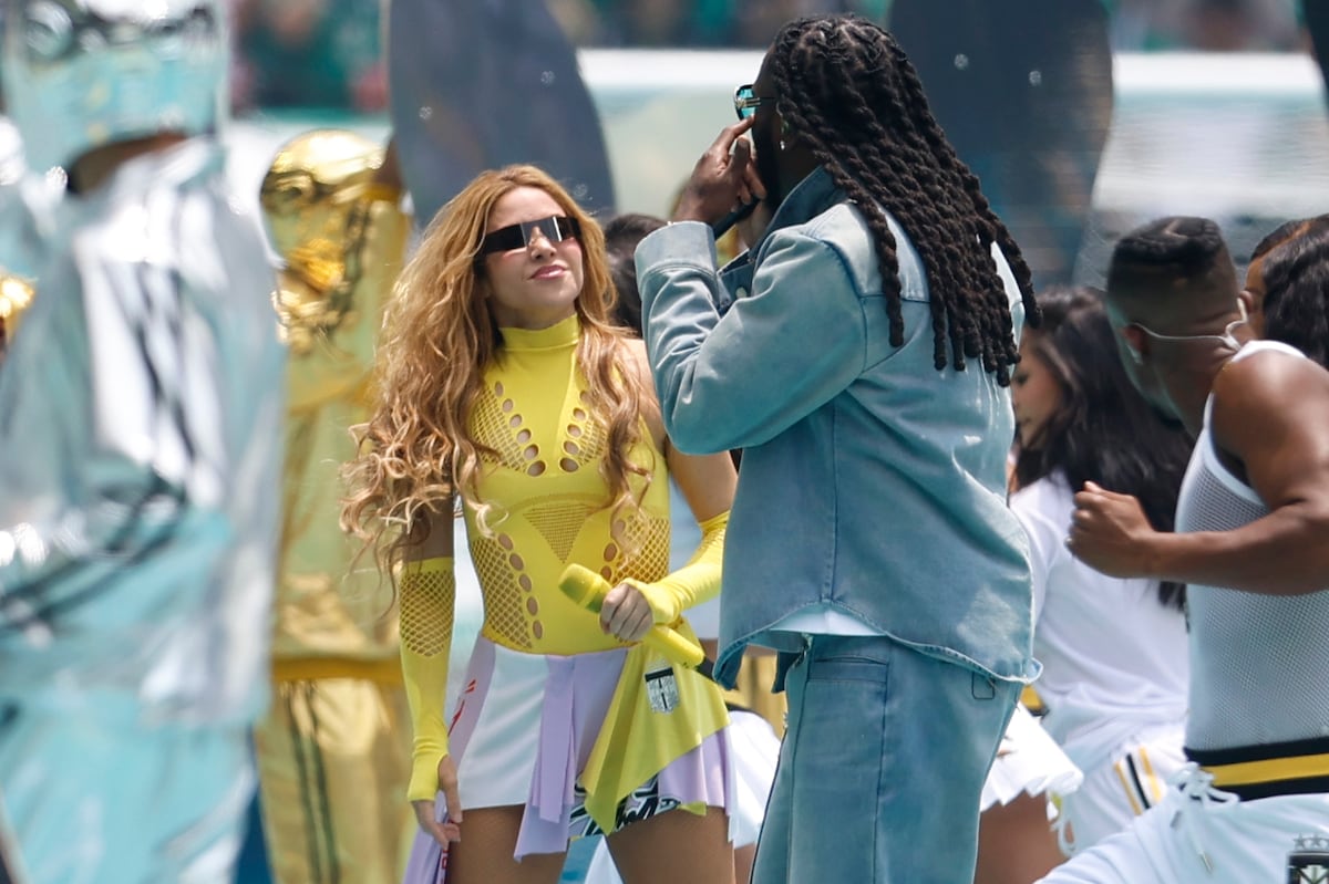 Shakira inaugura el Mundial 2026 con un atuendo amarillo y zapatillas de mil 600 dólares de R13
