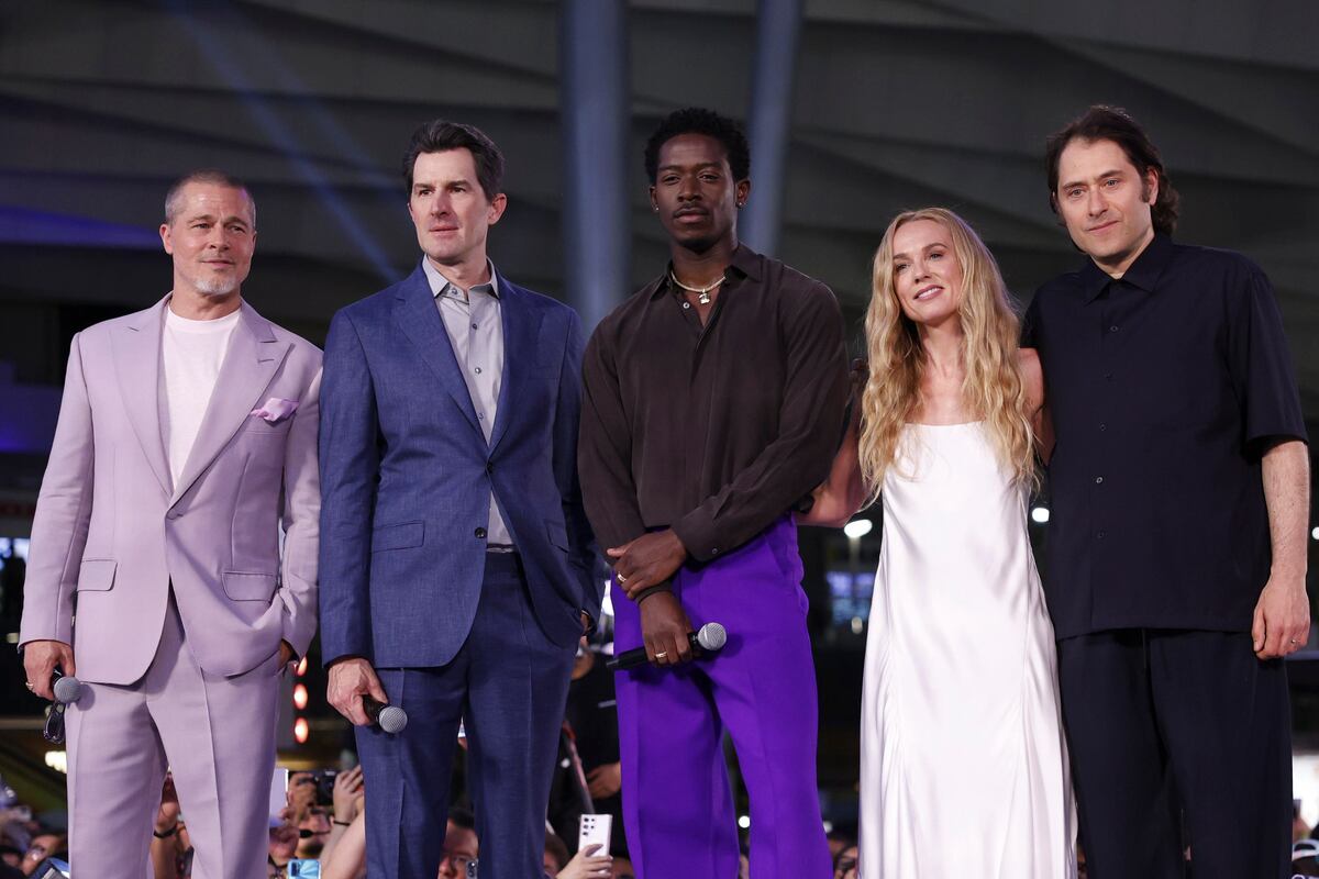 Rapado y vestido de lila, las fotos de Brad Pitt en México para presentar la película ‘F1′