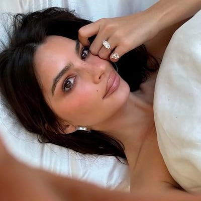 Emily Ratajkowski se separa y transforma su sortija de compromiso en dos anillos de divorcio