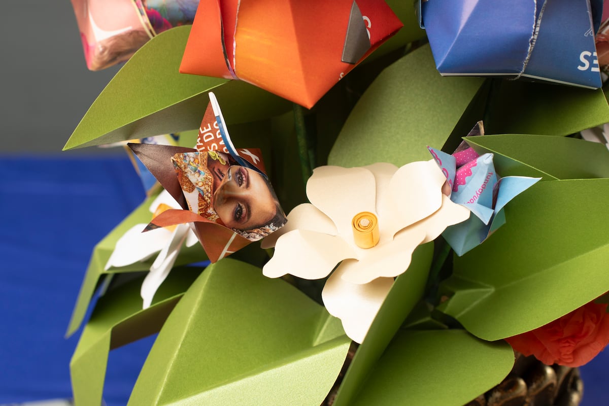 Un ‘bouquet’ de flores de origami hecho con revistas ELLAS