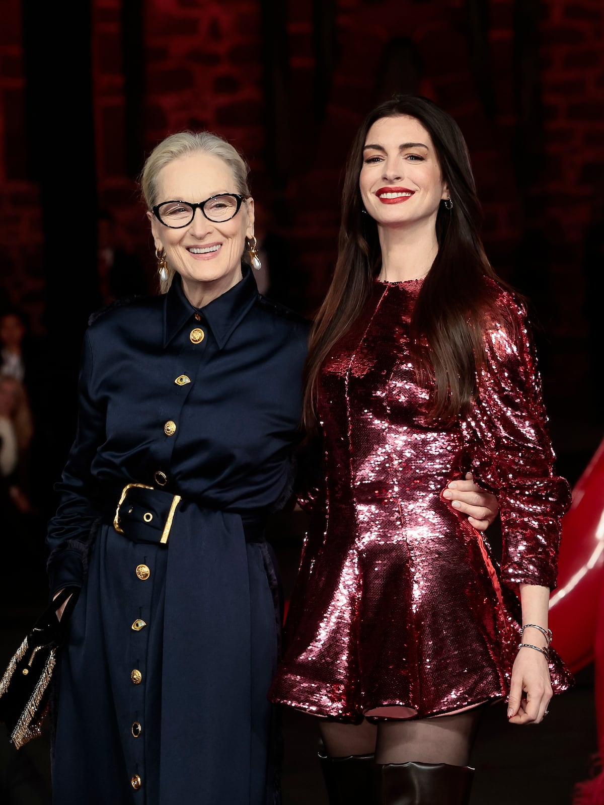 Meryl Streep y Anne Hathaway deslumbran en pasarela por estreno de ‘The Devil Wears Prada’ en México
