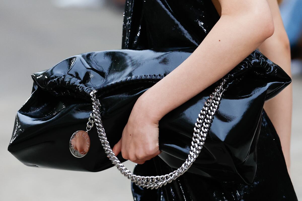 Vuelven los bolsos maxis: funcionalidad y diseño