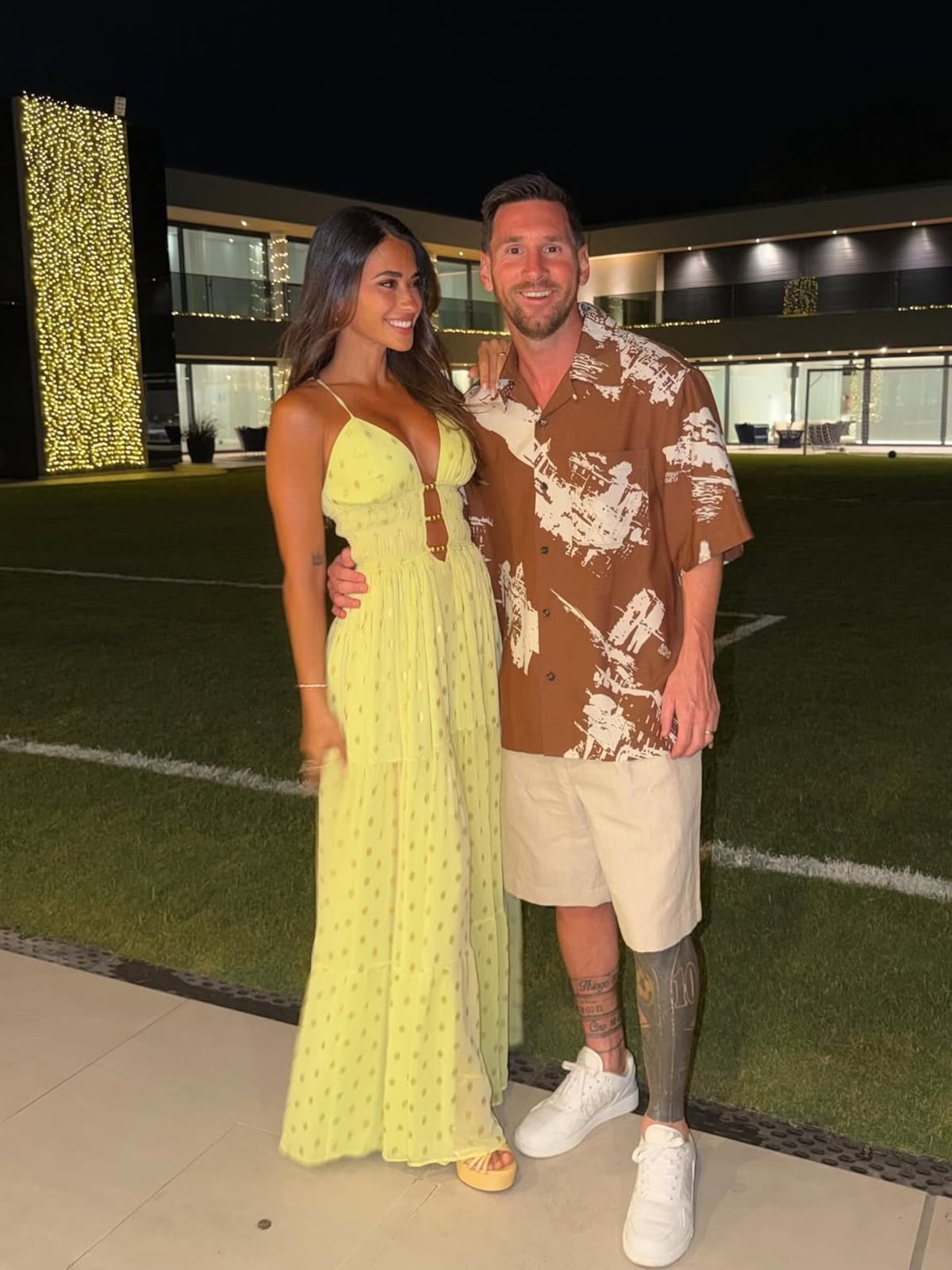 El vestido amarillo de Antonela Roccuzzo en Navidad y el ‘look’ en bermuda de su esposo Lionel Messi