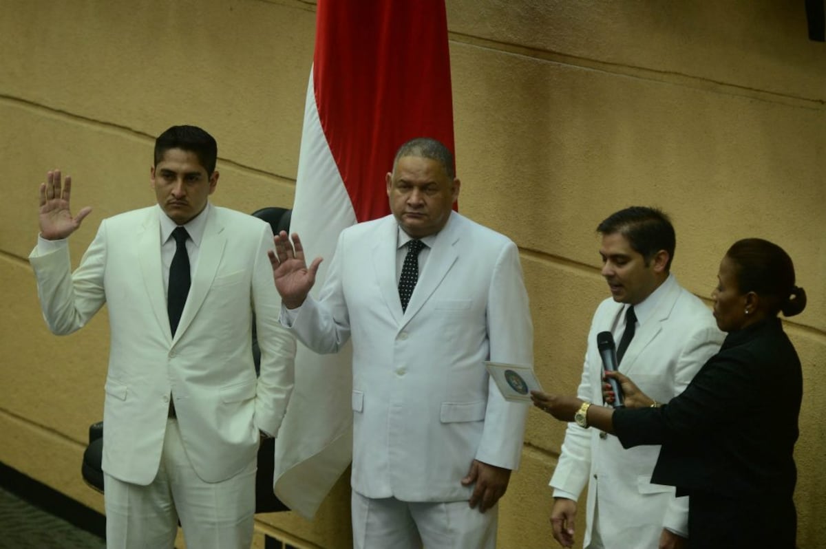 ¿Por qué los diputados van de blanco en la toma de posesión de la Asamblea?