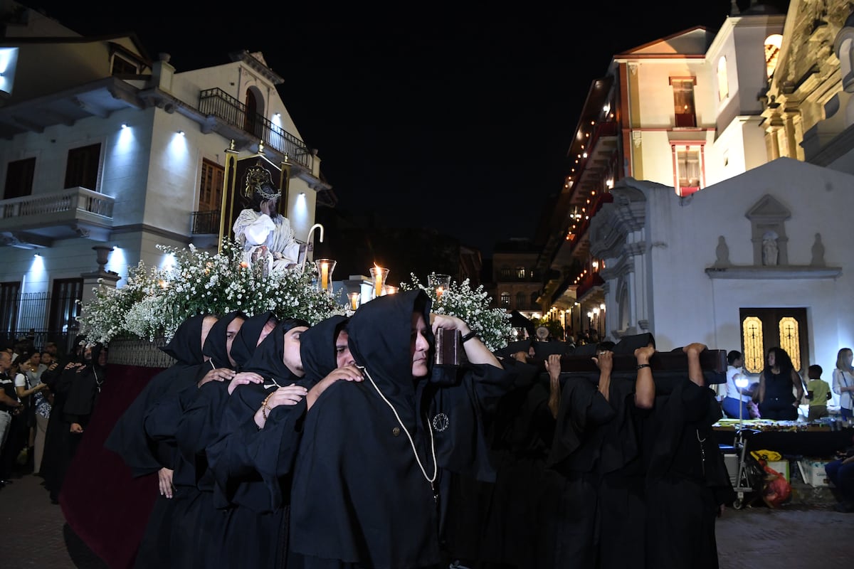 (Galería) Procesión de la Hermandad del Cristo Pobre en el Casco Antiguo