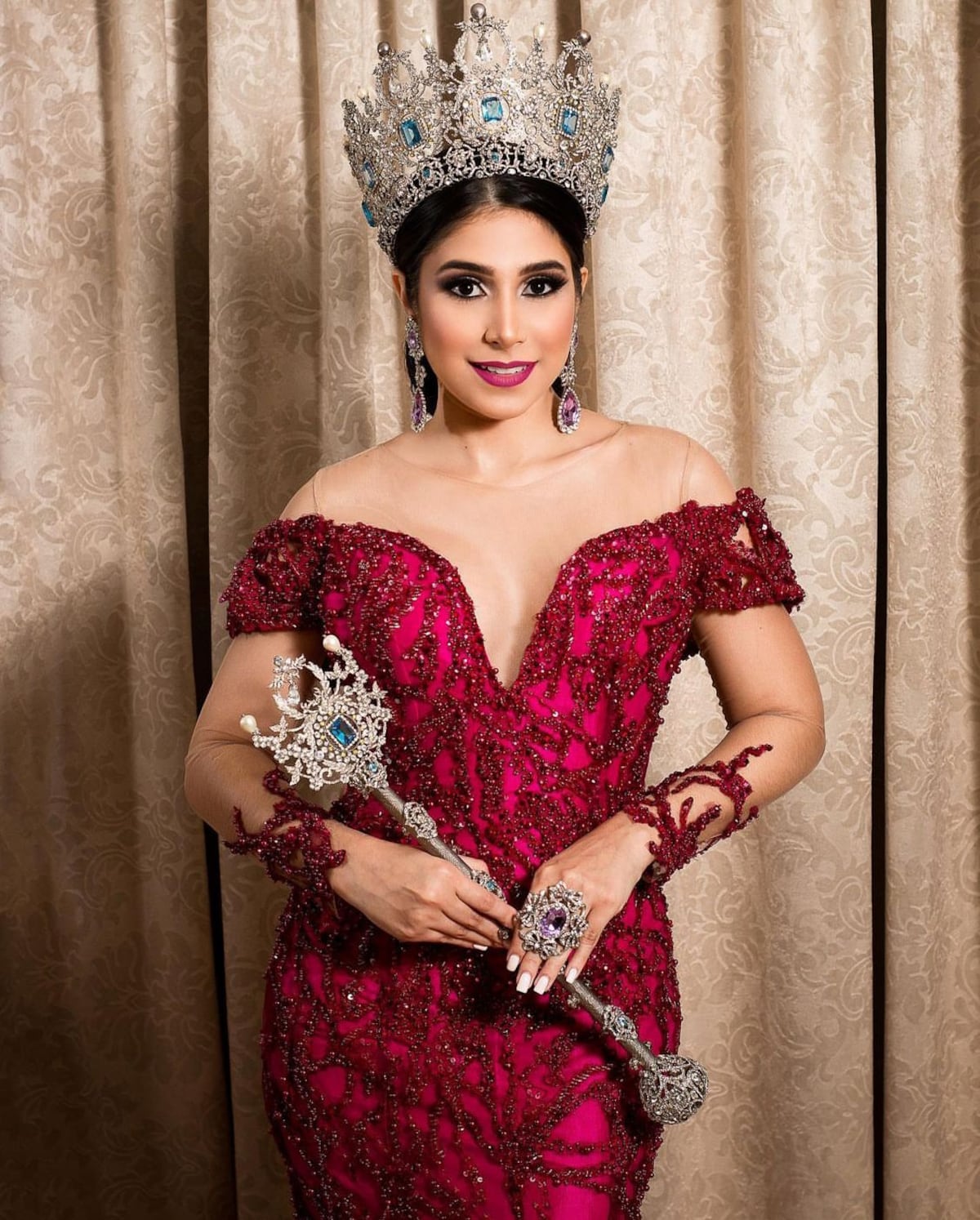 Reina de Calle Arriba de Las Tablas se compromete con quien es su novio desde los 15 años